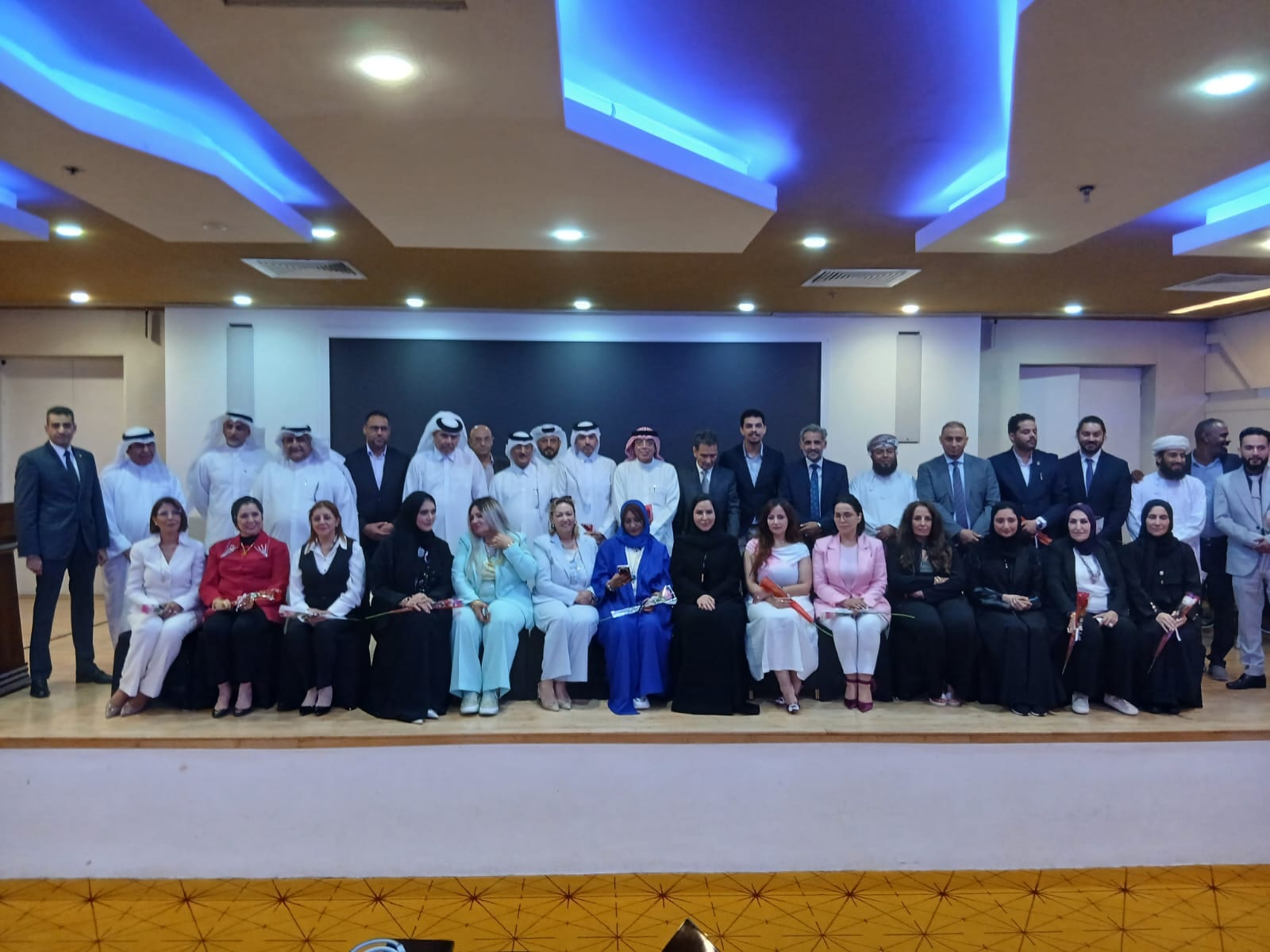 مجموعة من الحضور على المنصة · معسكر الامتياز التجاري - إسطنبول